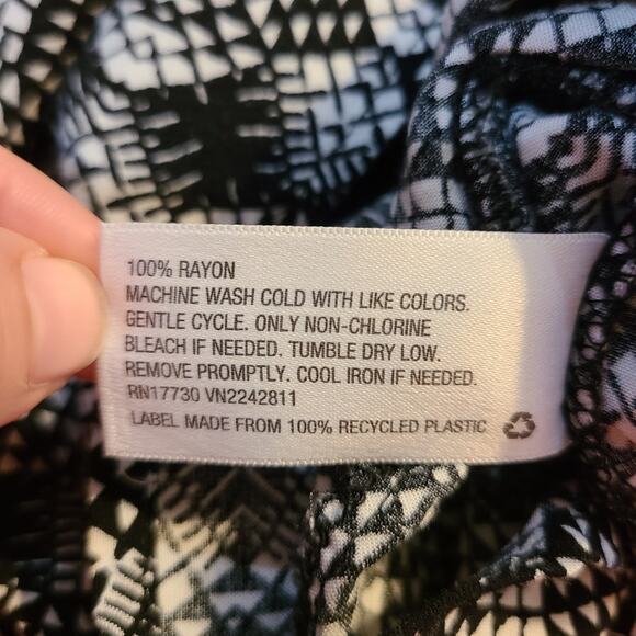 Xhilaration size small petite pocketed romper black and white print all over - Picture 6 of 8